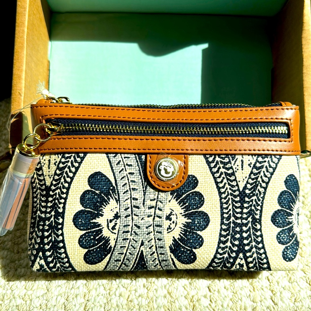 Beautiful Linen Wristlet with Leather Trim and Tassel in summery blues and cream
